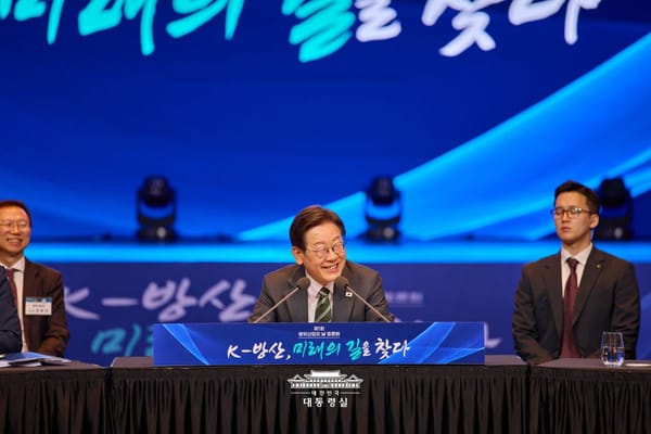 이 대통령 "미래산업인 방위산업, AI·무인 로봇 무기 체계 개발" 강조